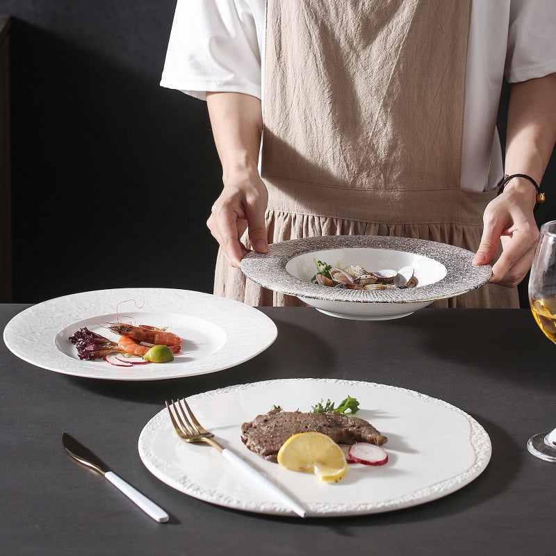 Plato de porcelana blanca con diseño occidental cepillado