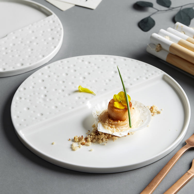 Plat à picots en céramique blanche
