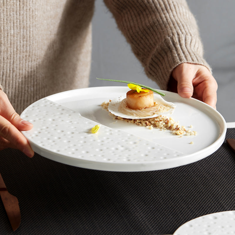 Plat à picots en céramique blanche