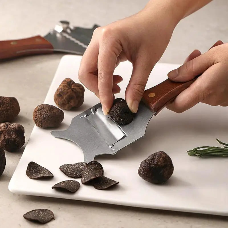 Trancheuse à truffes avec manche en bois