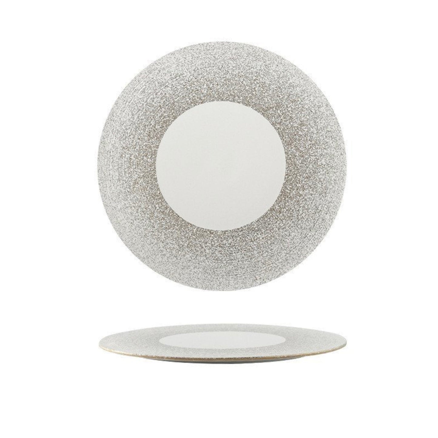 Plato de porcelana blanca con diseño occidental cepillado