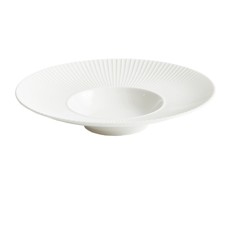 Plato de porcelana blanca con forma de sombrero de paja