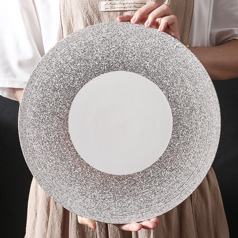 Plato de porcelana blanca con diseño occidental cepillado
