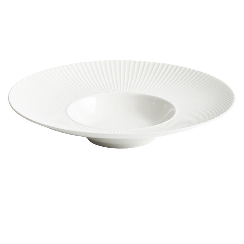 Plato de porcelana blanca con forma de sombrero de paja