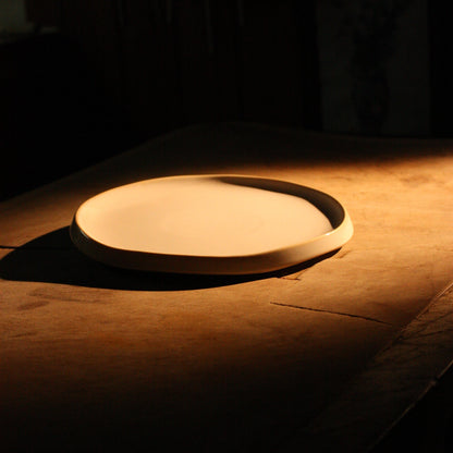 Assiette en porcelaine couleur crème