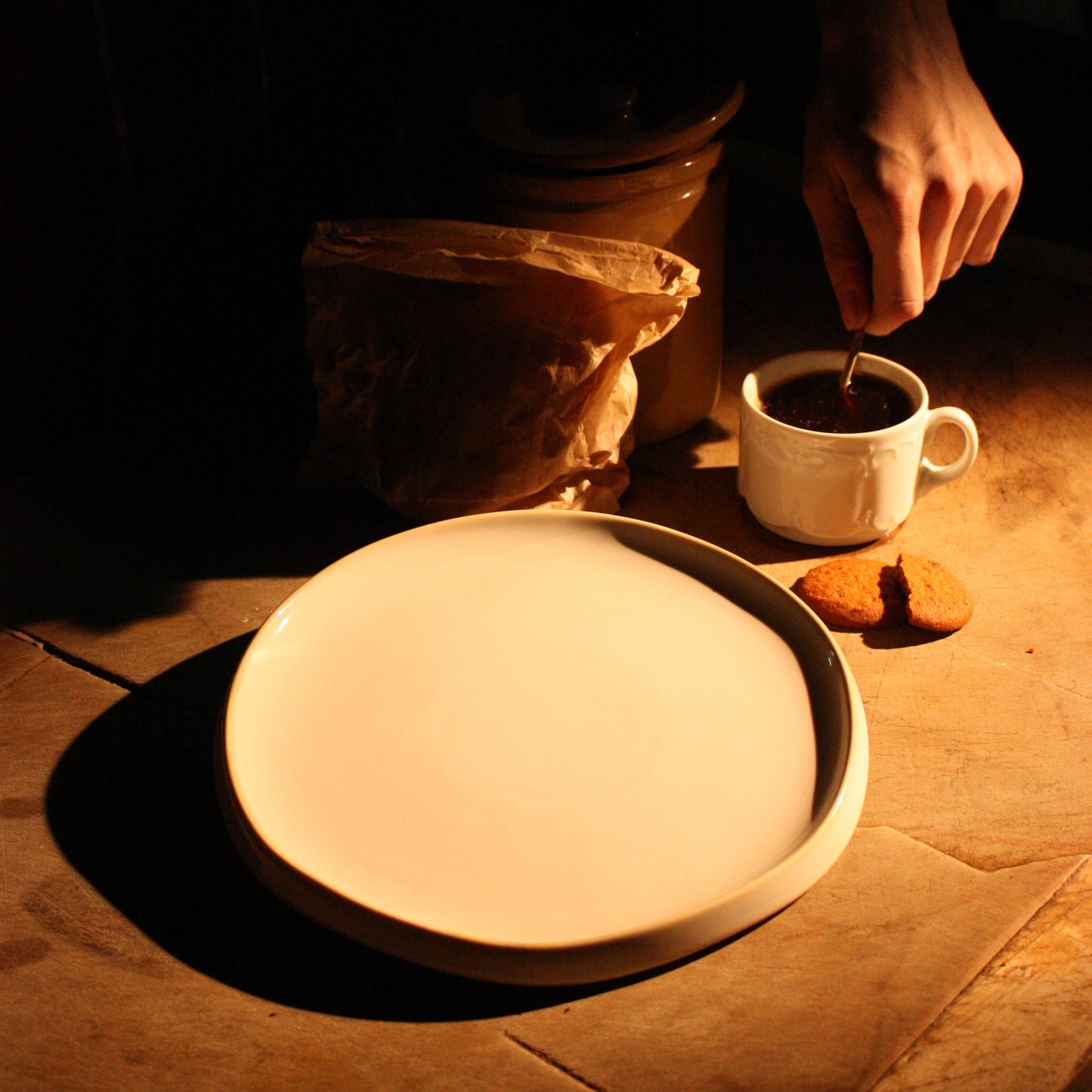 Assiette en porcelaine couleur crème