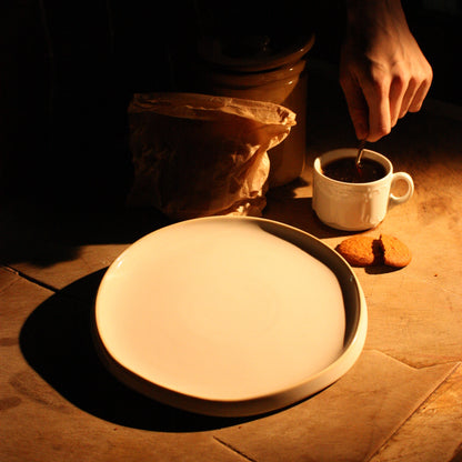 Assiette en porcelaine couleur crème