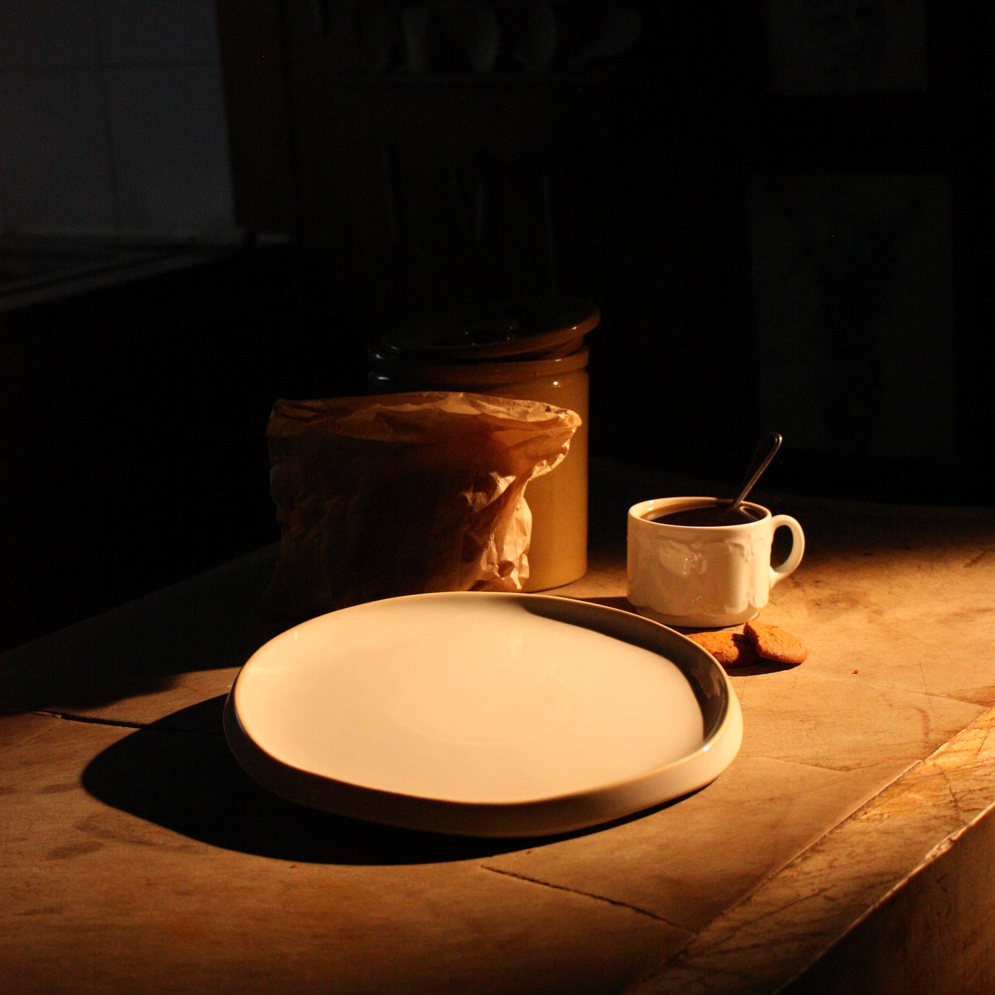 Assiette en porcelaine couleur crème